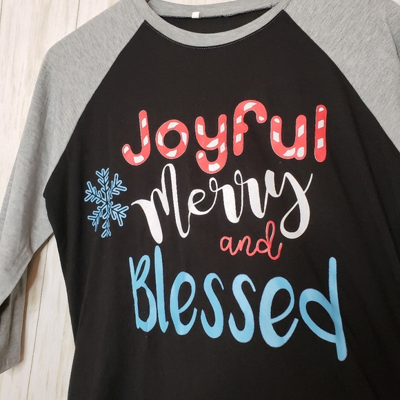Holiday Raglan Tee Large Joyful Merry and Blessed Black & Gray  Half Sleeve NWOT - Picture 2 of 6